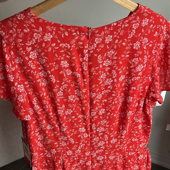 VINCE CAMUTO Fiery Red Island Oasis Flutter Sleeve Floral Cropped Jumpsuit - Picture 10 of 14